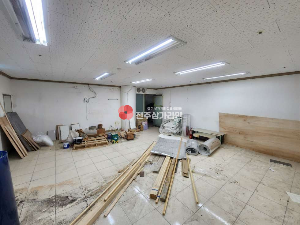 전북 전주덕진구 송천동2가 ⭐창고사무실⭐반지하느낌⭐지상에 위치⭐적극추천⭐공간넓어요 ⭐바닦타일깔끔⭐ 월세 매물번호 12230 사진 1