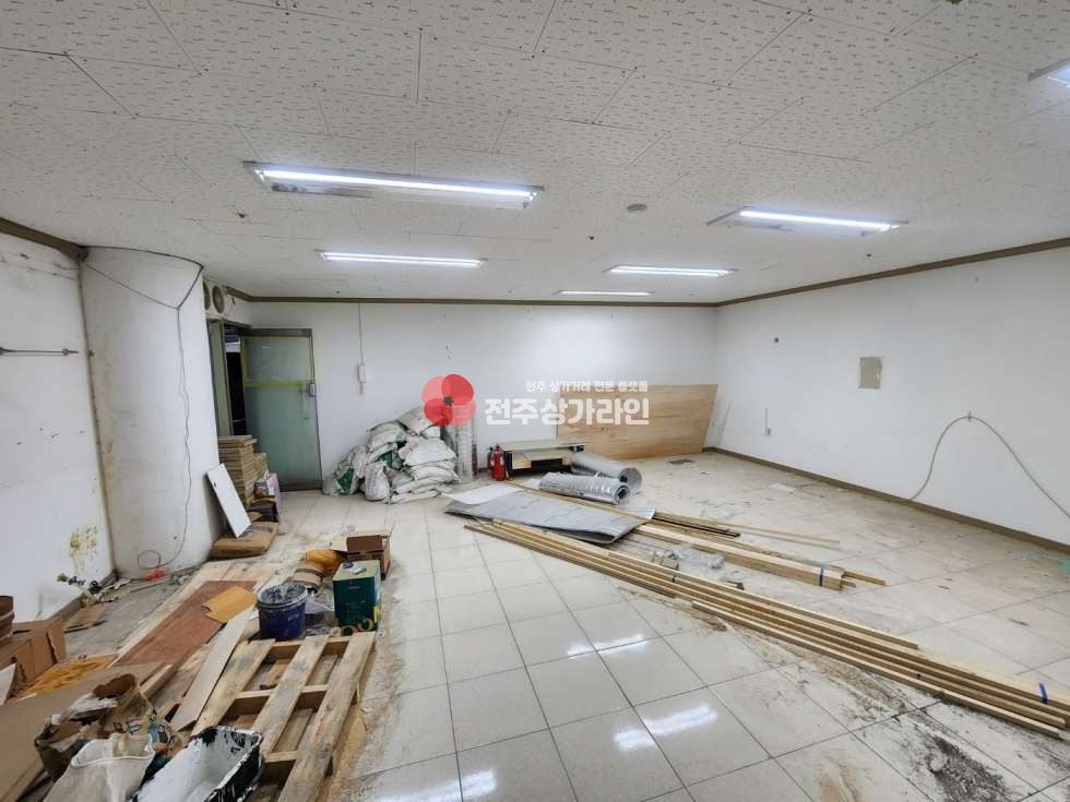 전북 전주덕진구 송천동2가 ⭐창고사무실⭐반지하느낌⭐지상에 위치⭐적극추천⭐공간넓어요 ⭐바닦타일깔끔⭐ 월세 매물번호 12230 사진 3