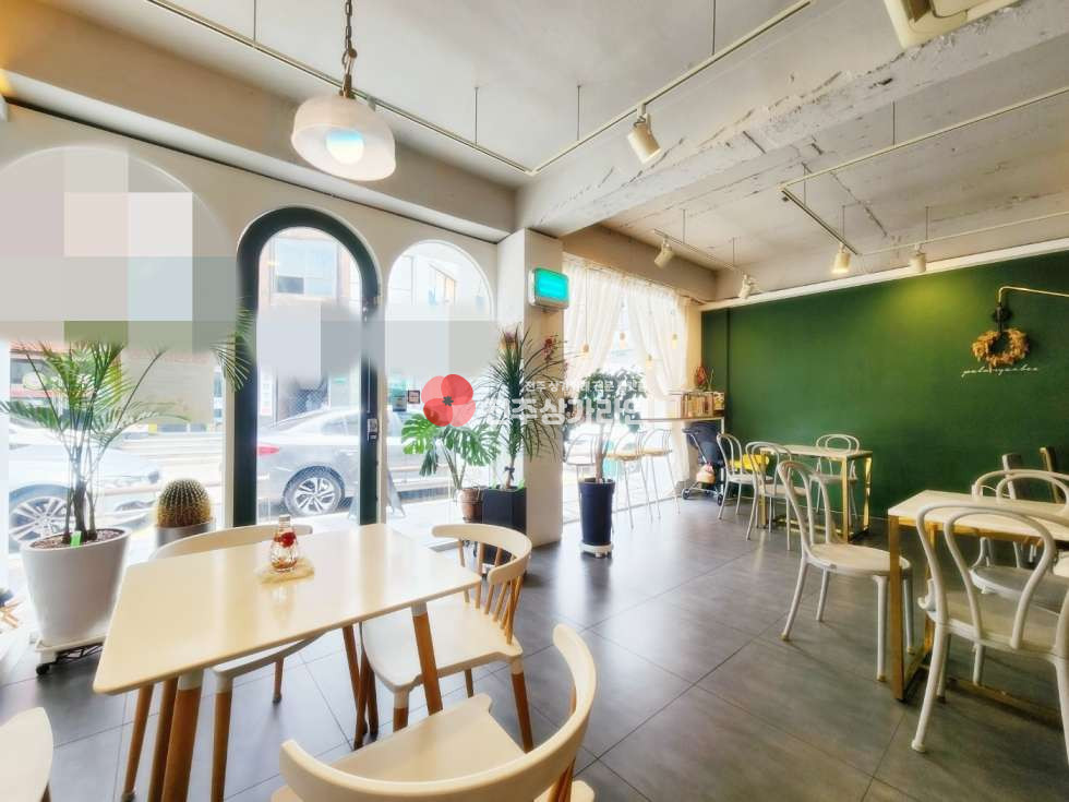 전북 전주완산구 경원동3가 ⭐빵,커피⭐느낌좋은카페⭐분위기⭐평수⭐깔끔합니다⭐권리금은보신후협의⭐ 월세 매물번호 12372 사진 3