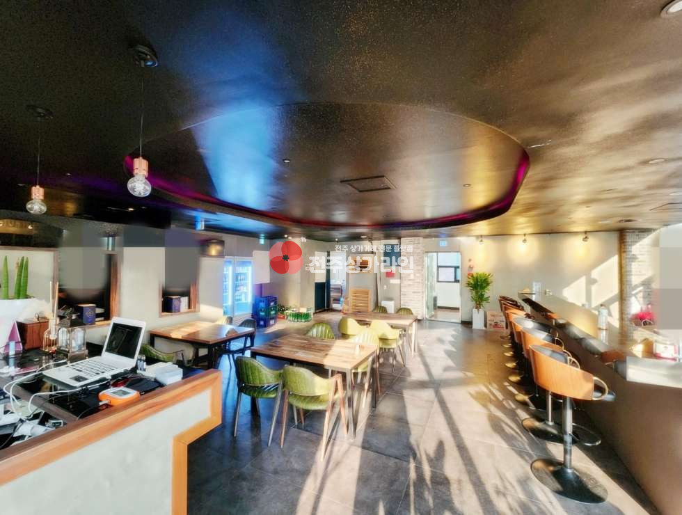 전북 전주완산구 중화산동2가 ⭐영업중상가⭐위치좋은BAR⭐그래도양도양수⭐넓은평수⭐개방감좋은창문⭐ 월세 매물번호 12620 사진 3