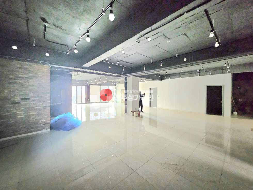 전북 전주덕진구 금암동 ⭐자동차 관련업 강력추천⭐넓은평수⭐깔끔한인테리어⭐대로변인접⭐폴딩도어⭐ 월세 매물번호 13065 사진 1