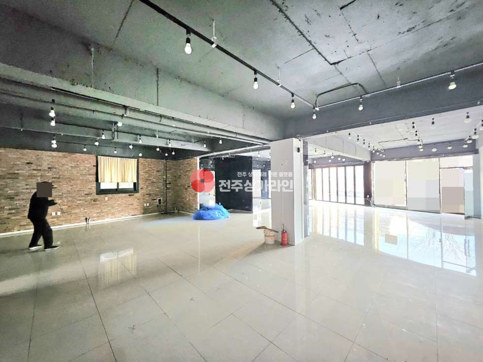 전북 전주덕진구 금암동 ⭐자동차 관련업 강력추천⭐넓은평수⭐깔끔한인테리어⭐대로변인접⭐폴딩도어⭐ 월세 매물번호 13065 사진 2