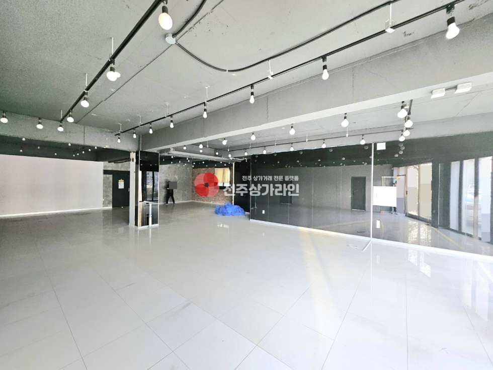 전북 전주덕진구 금암동 ⭐자동차 관련업 강력추천⭐넓은평수⭐깔끔한인테리어⭐대로변인접⭐폴딩도어⭐ 월세 매물번호 13065 사진 3