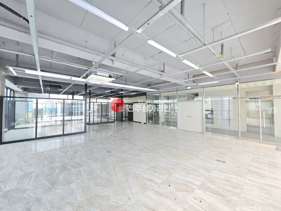 전북 전주완산구 효자동3가 ⭐애견카페 ,술집,와인,칵테일 빠(bar) 자리로 강력추천⭐자유업종추천⭐야외테라스⭐깔끔한인테리어⭐대로변인접⭐ 월세 매물번호 13097 사진 2