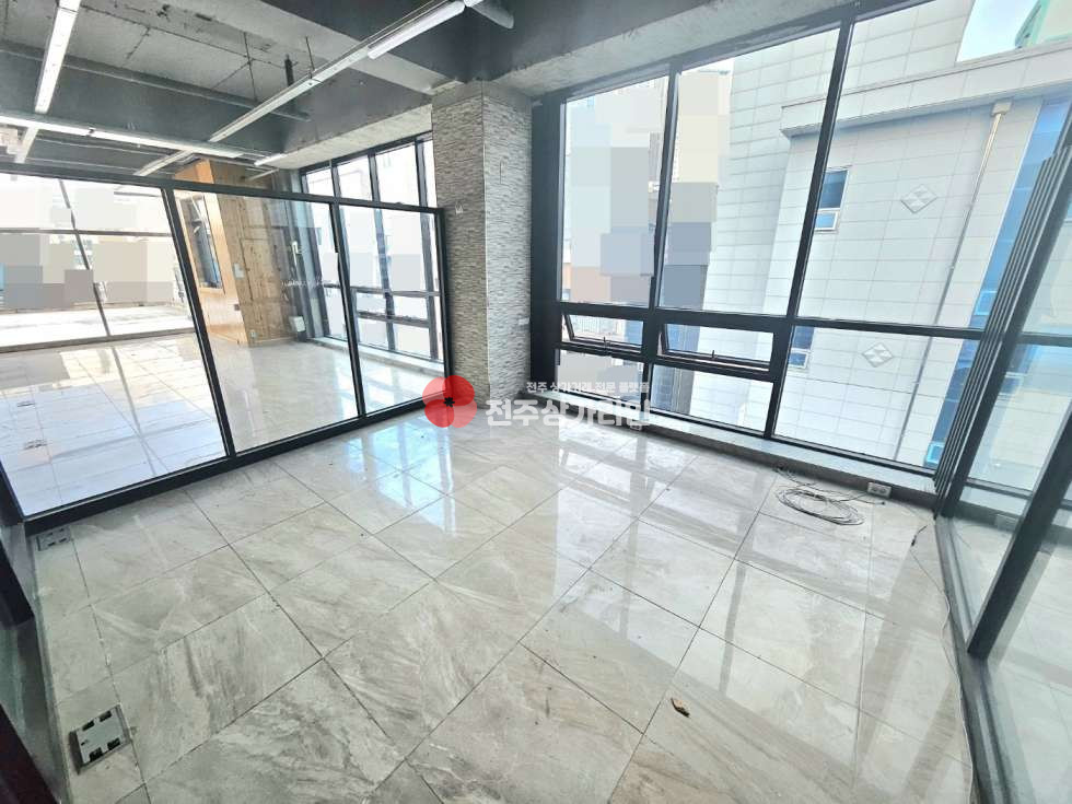 전북 전주완산구 효자동3가 ⭐애견카페 ,술집,와인,칵테일 빠(bar) 자리로 강력추천⭐자유업종추천⭐야외테라스⭐깔끔한인테리어⭐대로변인접⭐ 월세 매물번호 13097 사진 5