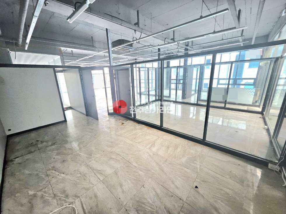 전북 전주완산구 효자동3가 ⭐애견카페 ,술집,와인,칵테일 빠(bar) 자리로 강력추천⭐자유업종추천⭐야외테라스⭐깔끔한인테리어⭐대로변인접⭐ 월세 매물번호 13097 사진 9