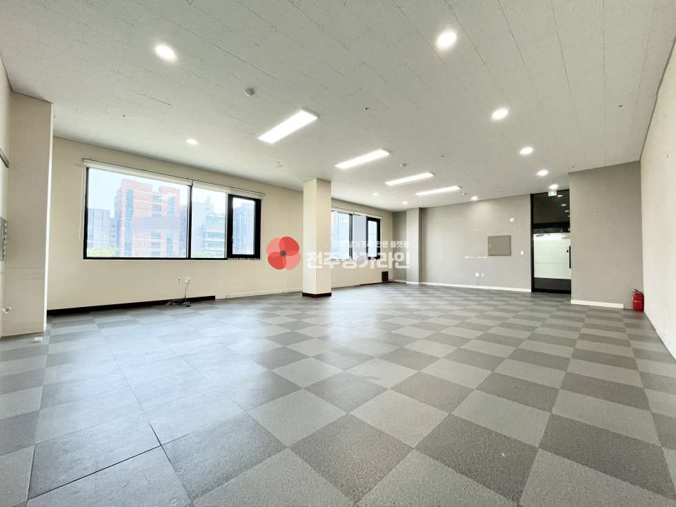 전북 전주완산구 효자동2가 ⭐신시가지 사무실⭐넓은평수⭐개방감좋은사무실⭐깔끔한 내부컨디션⭐ 월세 매물번호 13522 사진 4