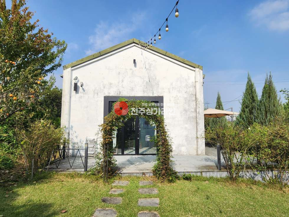 전북 전주완산구 삼천동2가 ⭐삼천동 대지 200평 단독카페⭐주차장완비⭐독채건물, 분위기 끝판왕⭐ 월세 매물번호 13808 사진 7