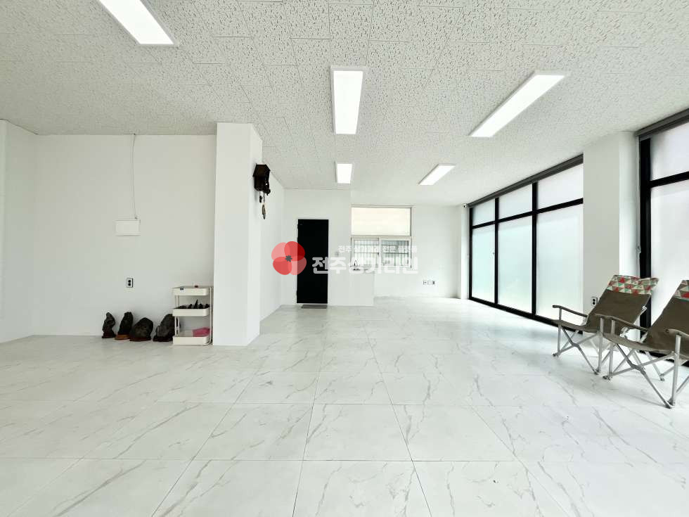 전북 전주완산구 효자동3가 ⭐문학초 부근⭐화이트톤 인테리어⭐깔끔한인테리어 및 2면 대형창유리⭐즉시입주가능⭐ 월세 매물번호 13462 사진 1