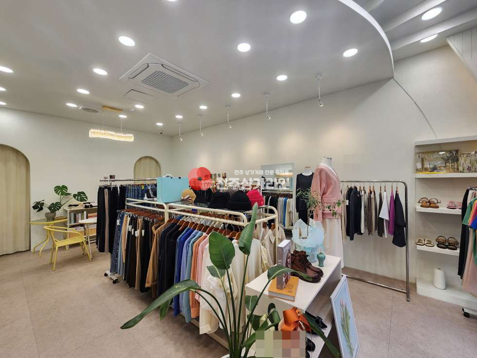 전북 전주완산구 효자동2가 ⭐효자동 옷가게 상가 임대⭐깔끔한 인테리어⭐타 업종 가능 월세 매물번호 13793 사진 2
