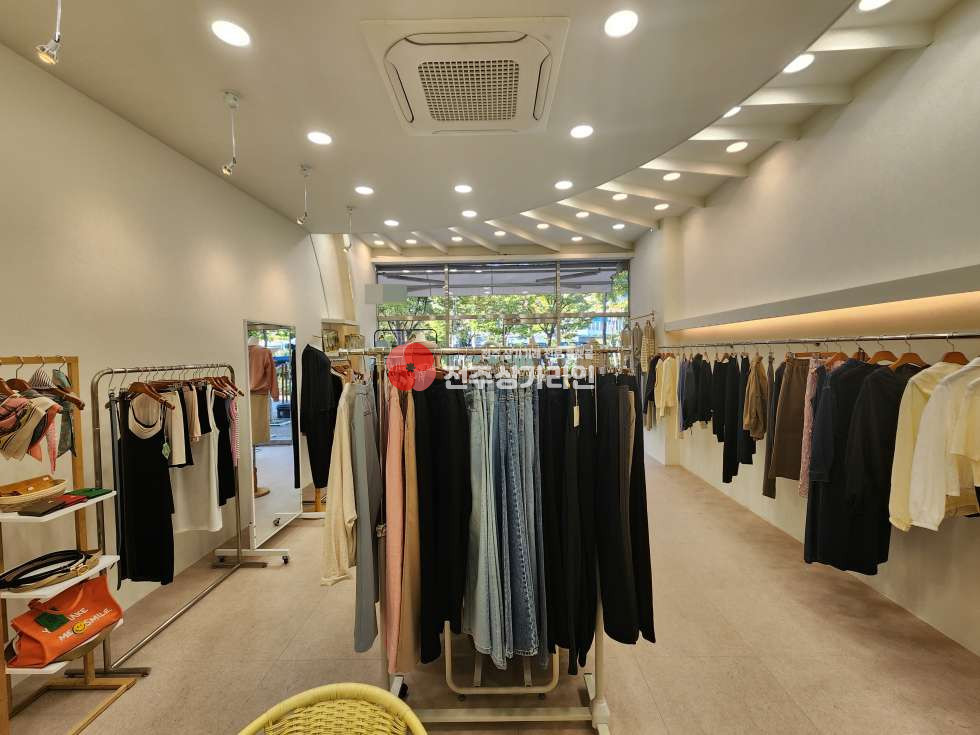 전북 전주완산구 효자동2가 ⭐효자동 옷가게 상가 임대⭐깔끔한 인테리어⭐타 업종 가능 월세 매물번호 13793 사진 3