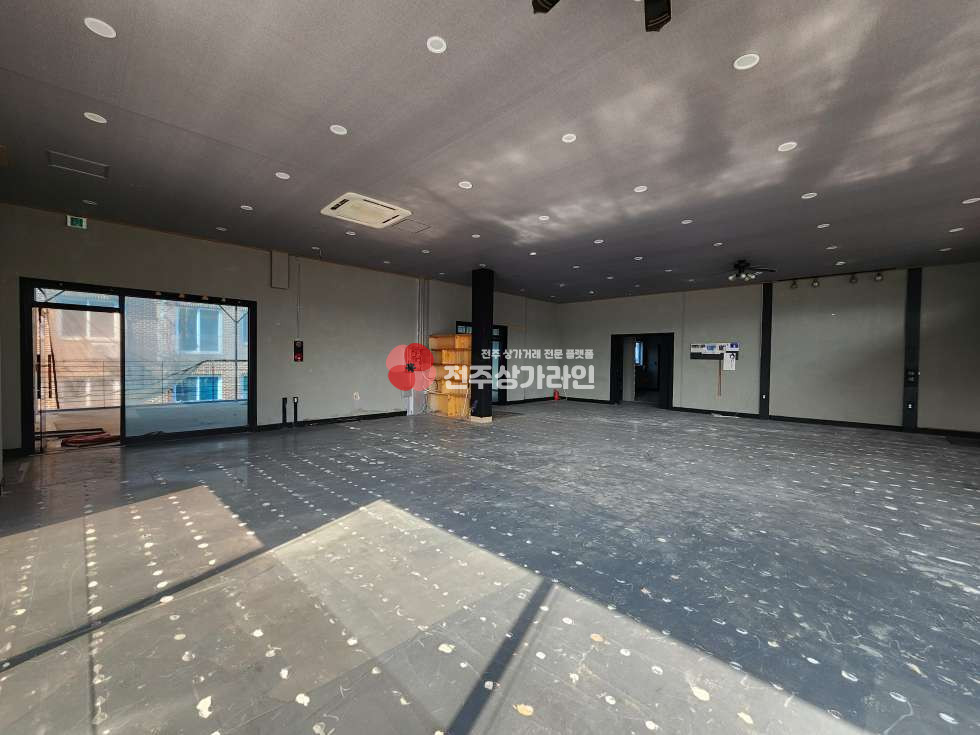 전북 전주덕진구 금암동 ⭐대형 테라스 ⭐카페, 레스토랑, 와인바, 음식점 추천⭐ 월세 매물번호 14018 사진 2
