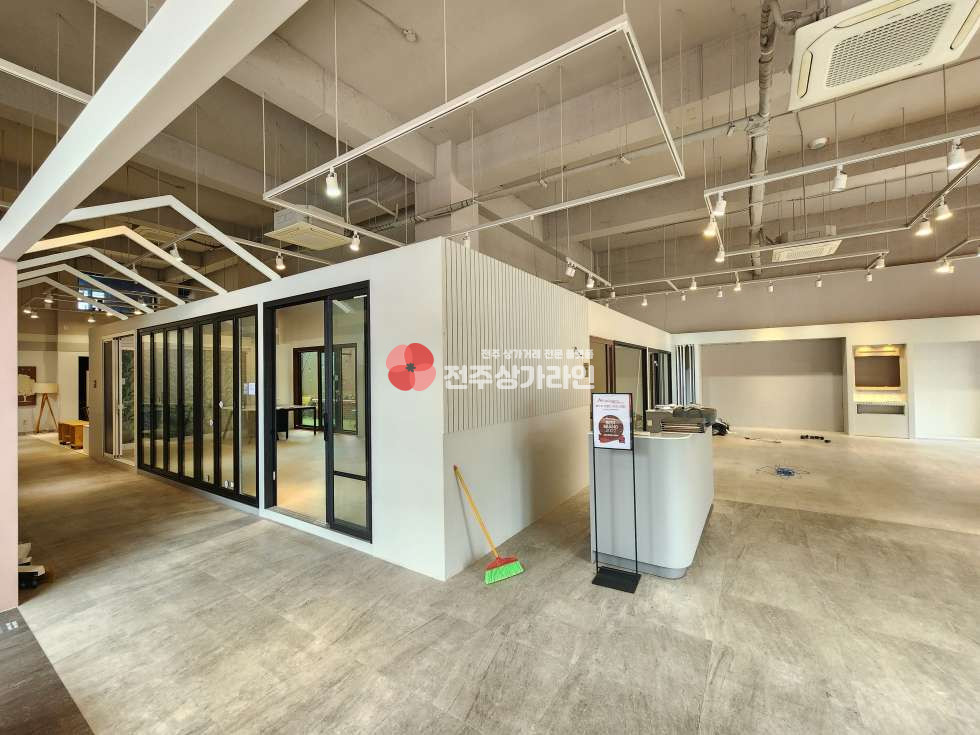 전북 전주완산구 중화산동2가 ⭐80평대 중화산동 대로변 상가⭐시인성 좋음⭐ 월세 매물번호 14097 사진 4